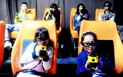 四川科技馆推出7D电影 观众提枪大战“外星人”.jpg